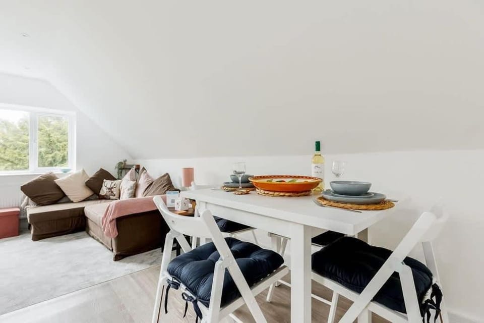 The Hideout - 20-Minute Walk to Bournemouth Gardens Apartment in Poole