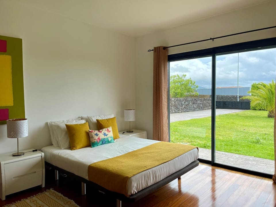 Photo of the whole room, Garden view