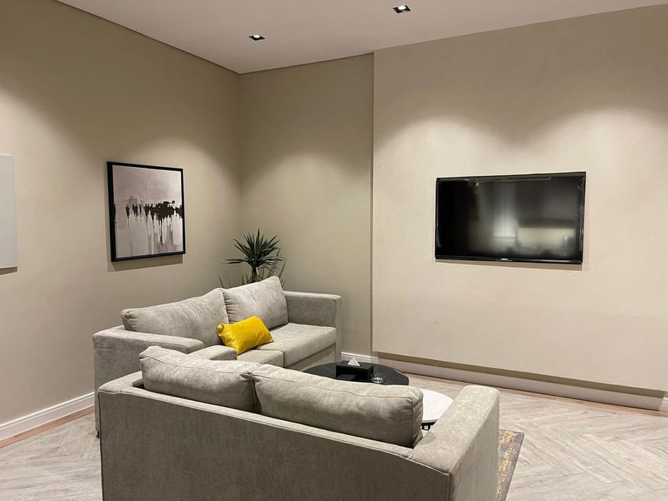 TV and multimedia, Living room, Seating area, Evening entertainment