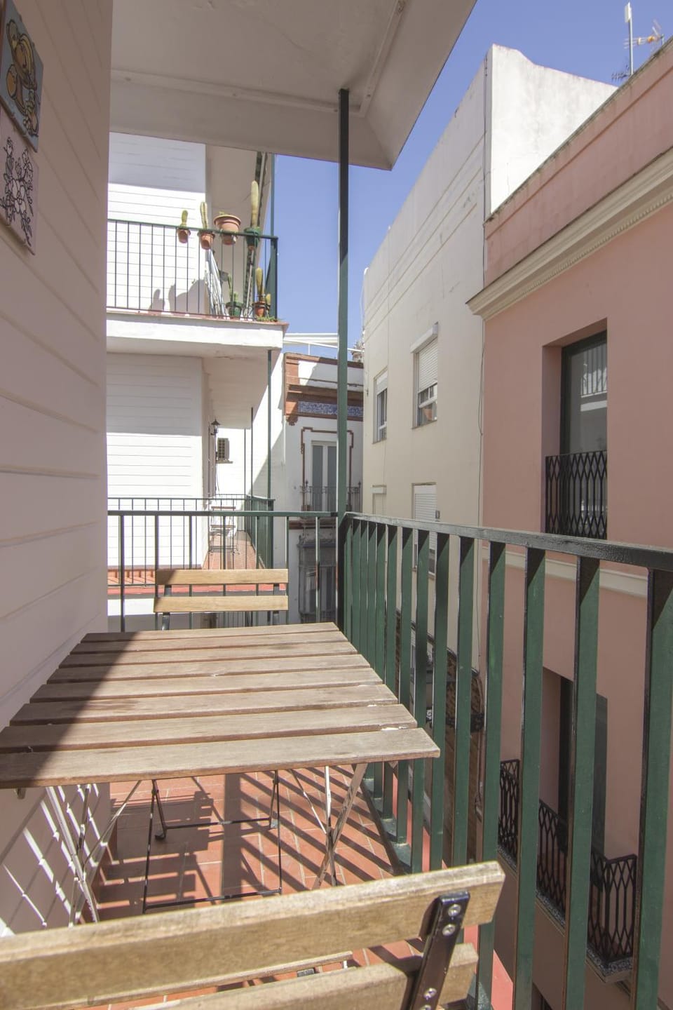 Property building, Day, Balcony/Terrace, Dining area