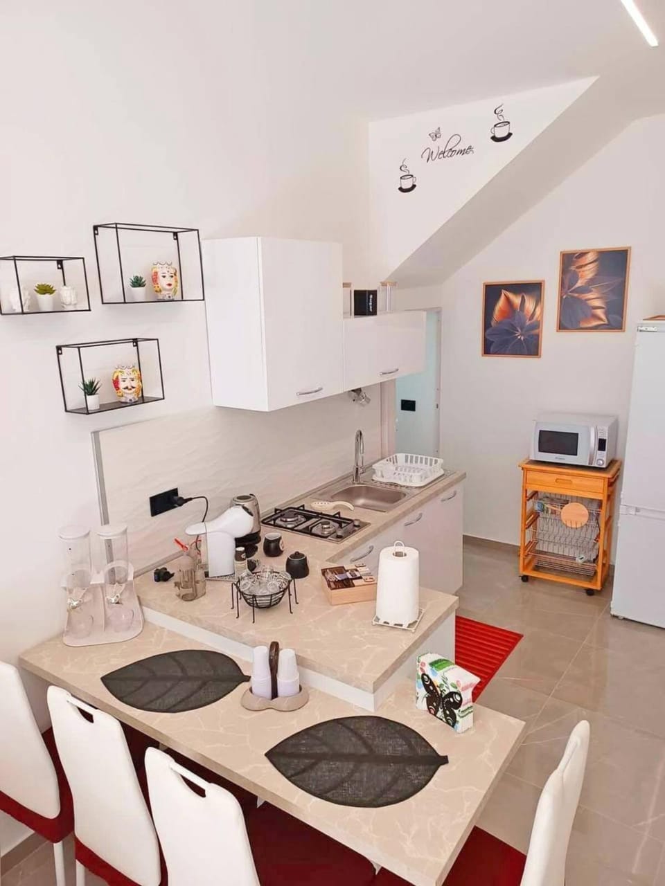 Kitchen or kitchenette, Dining area