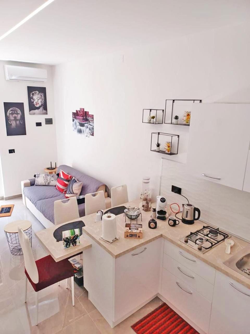 Kitchen or kitchenette, Dining area