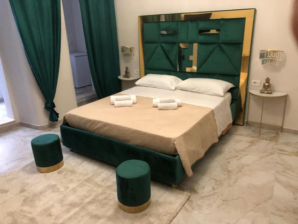 Bed, Photo of the whole room, Decorative detail, Bedroom, furniture, towels