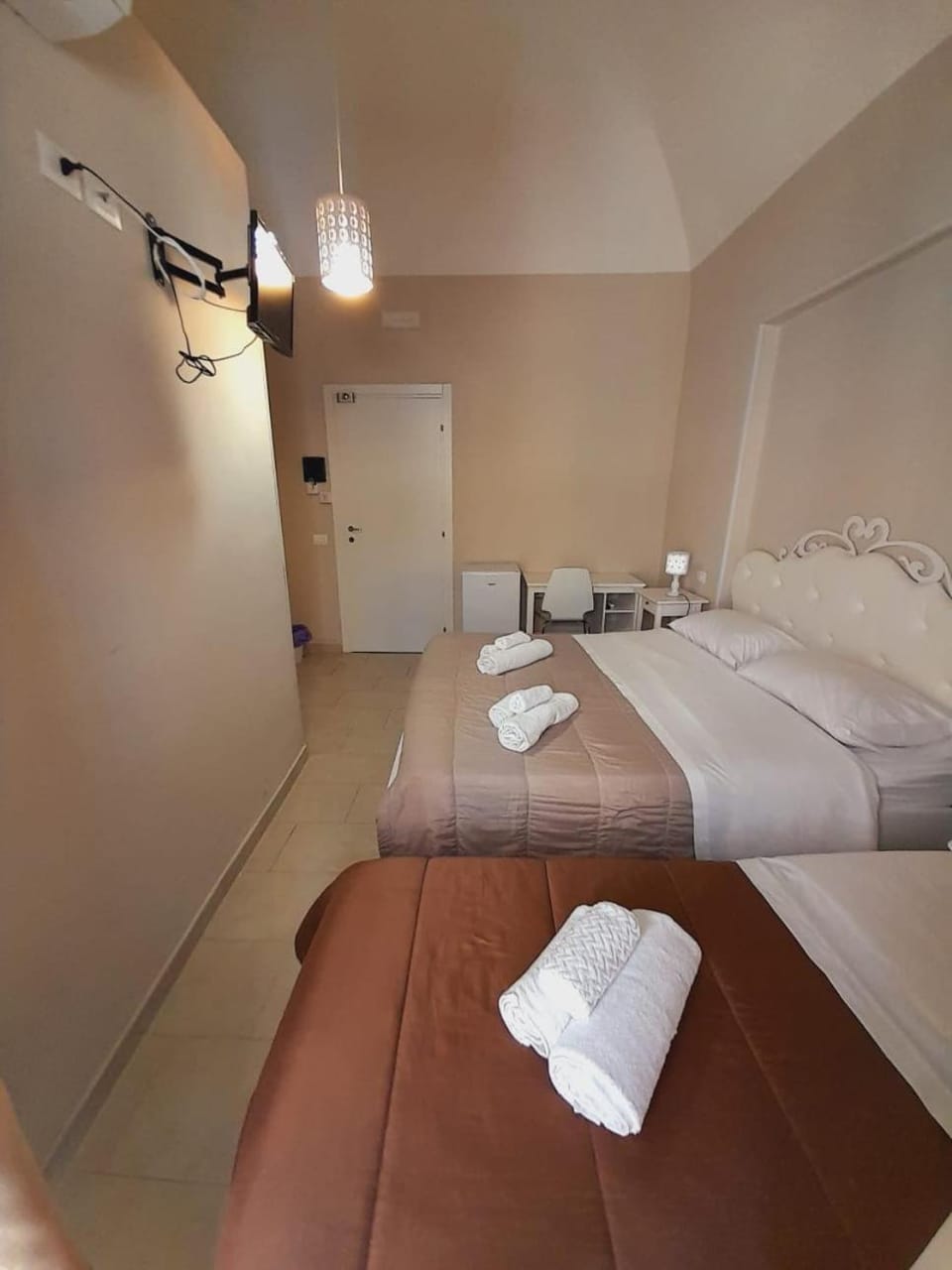 Bed, Bedroom, towels