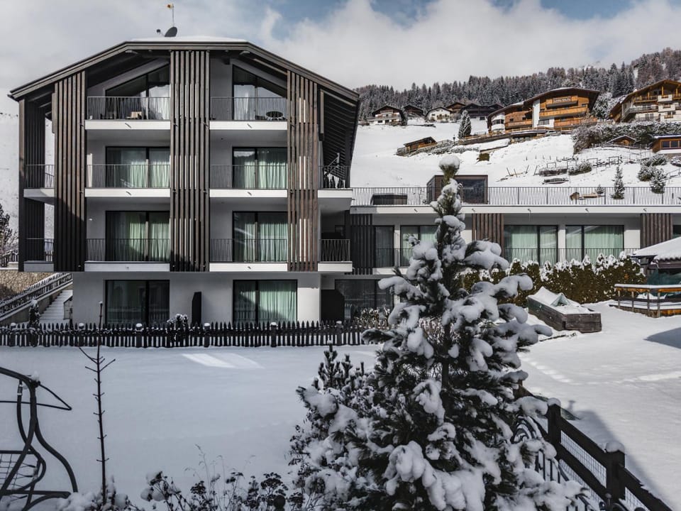 Property building, Winter, Balcony/Terrace, Balcony/Terrace