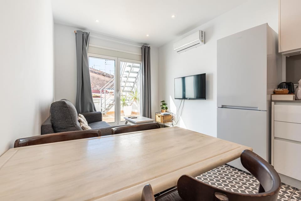 TV and multimedia, Kitchen or kitchenette, Living room, Seating area, Dining area, air conditioner