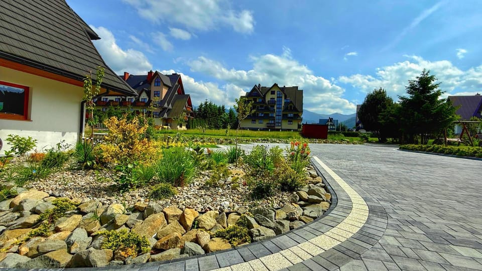 Property building, Day, Neighbourhood, Garden, Garden view, Street view