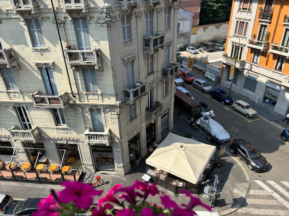 Restaurant/places to eat, Street view