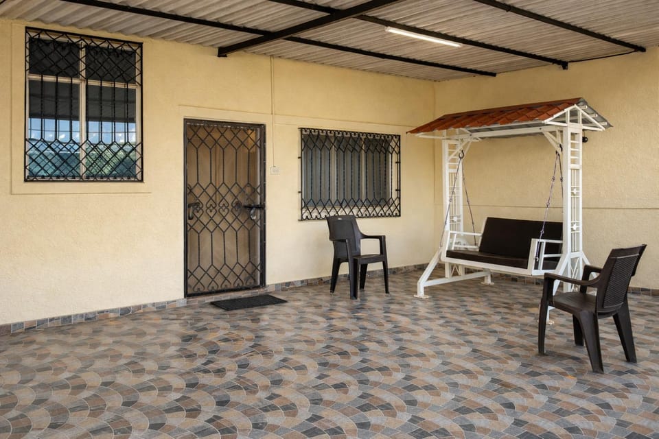 Patio, Facade/entrance, Seating area, Parking