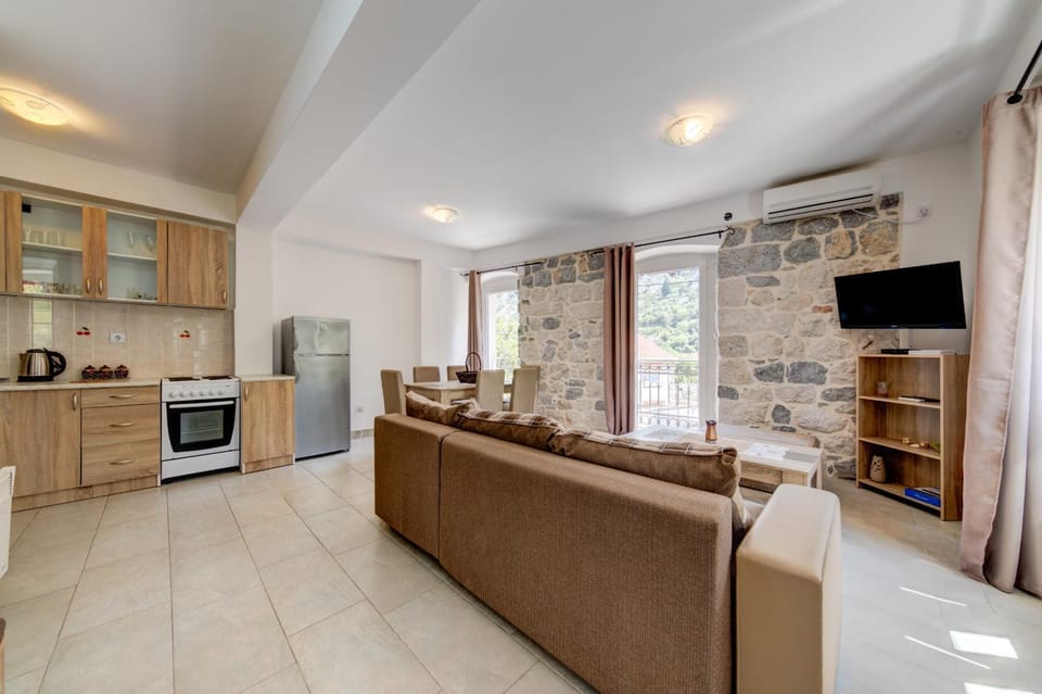 TV and multimedia, Kitchen or kitchenette, Living room