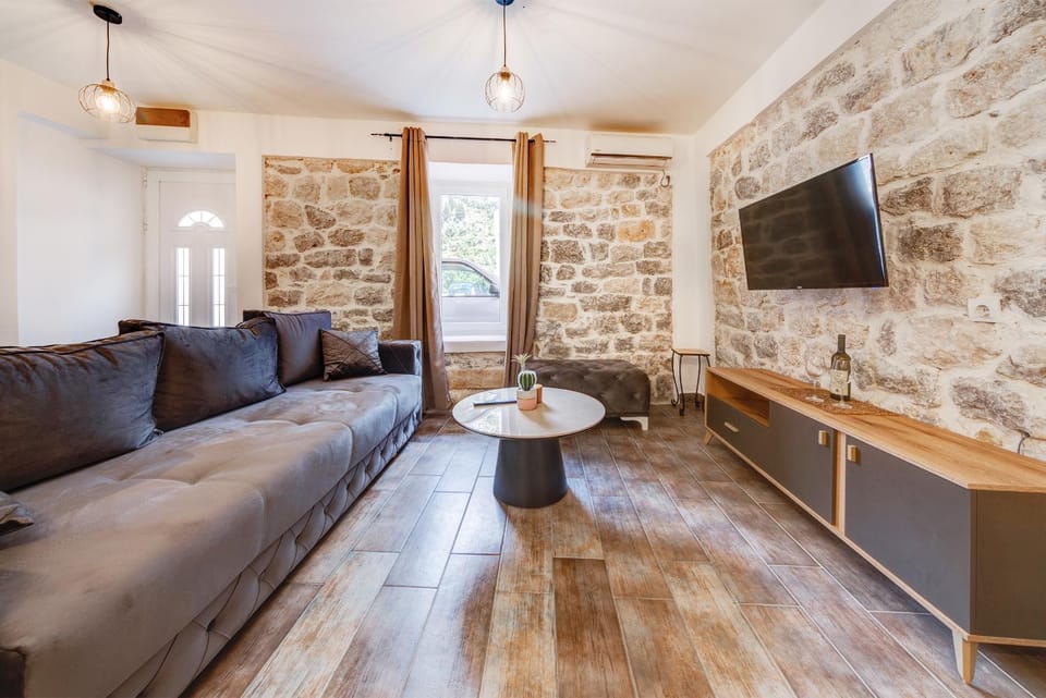 TV and multimedia, Living room, Seating area, Evening entertainment
