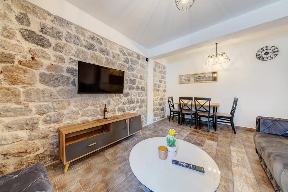 TV and multimedia, Living room, Seating area, Dining area, Evening entertainment