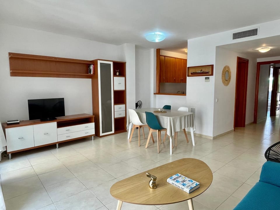 Communal lounge/ TV room, TV and multimedia, Living room, Seating area, Dining area
