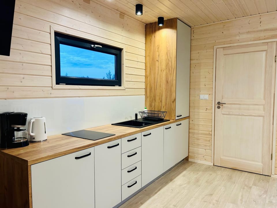 Coffee/tea facilities, Kitchen or kitchenette, stove