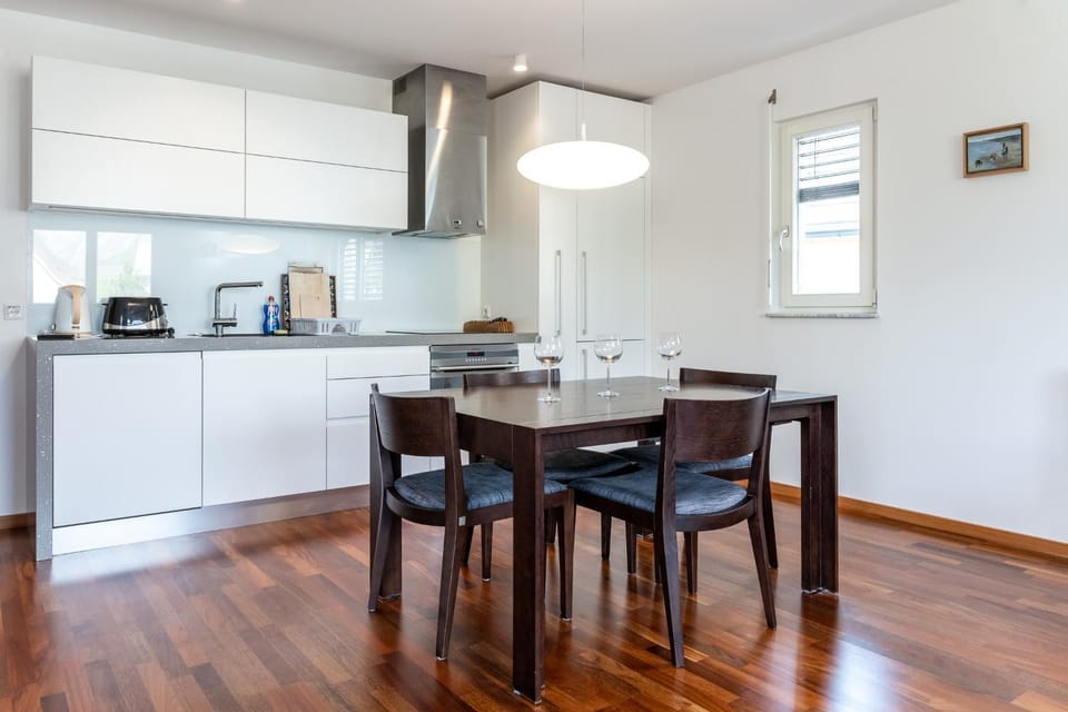 Coffee/tea facilities, Kitchen or kitchenette, Dining area, stove, toaster