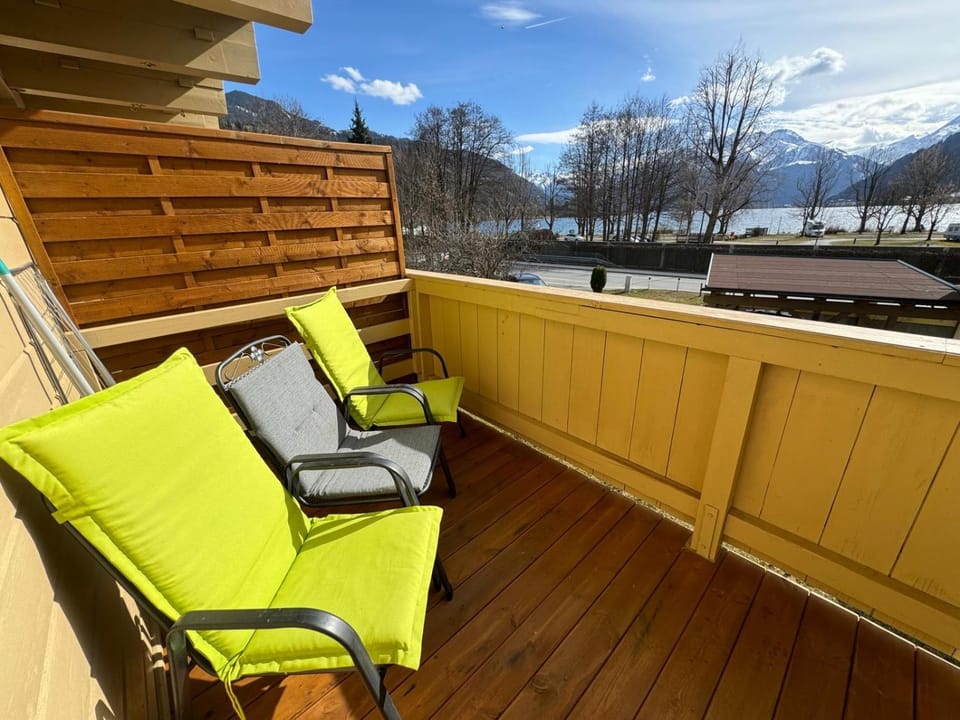 View (from property/room), Balcony/Terrace, Seating area, Lake view, Mountain view, Street view