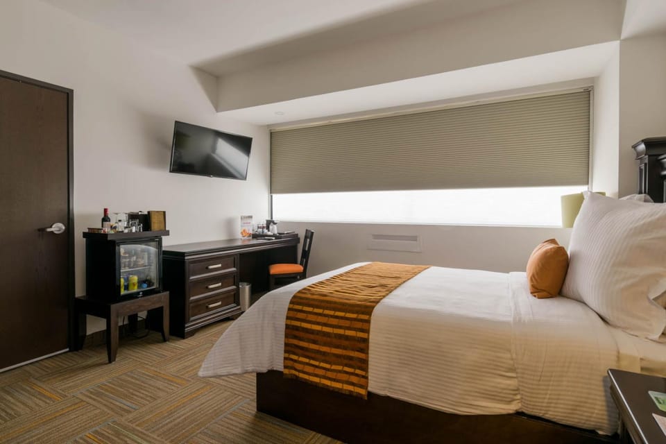 TV and multimedia, Photo of the whole room, Bedroom