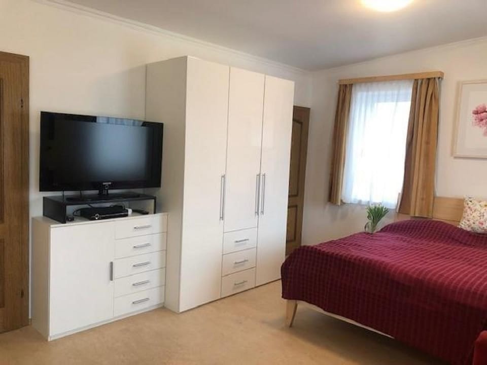 Bed, TV and multimedia, Photo of the whole room, wardrobe