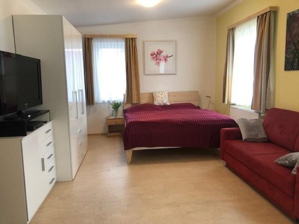 Bed, TV and multimedia, Living room, Photo of the whole room, Seating area