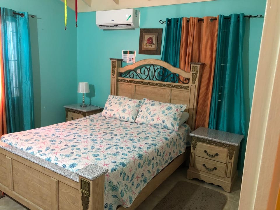 2 Bed-Sleeps 4-Gated community-5 Min Town Centre House in Jamaica