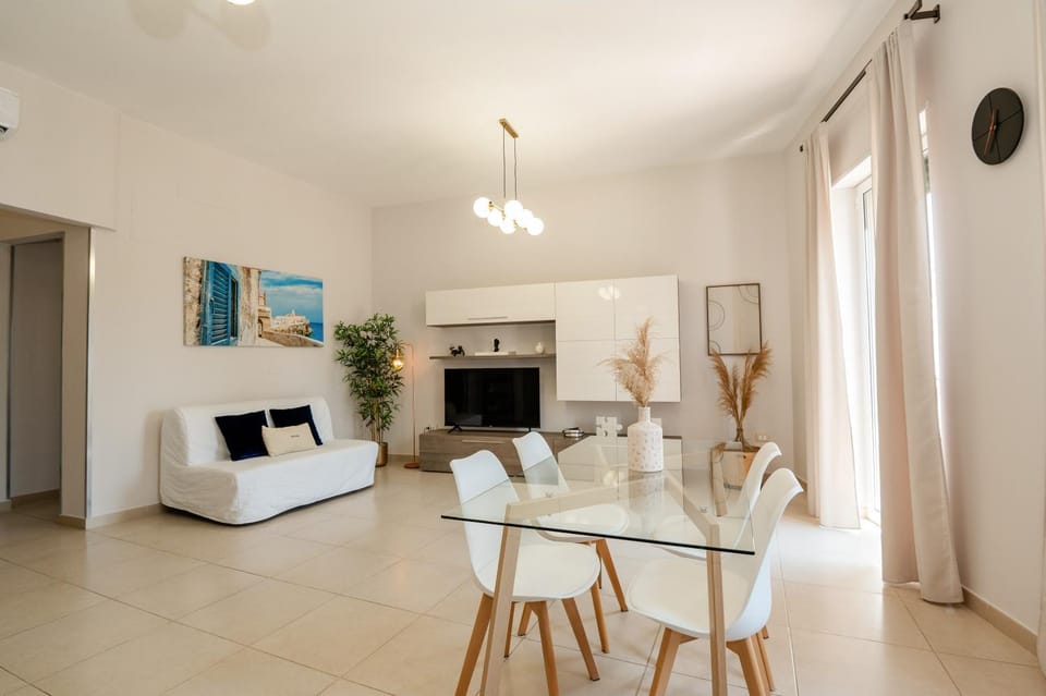 Bed, TV and multimedia, Living room