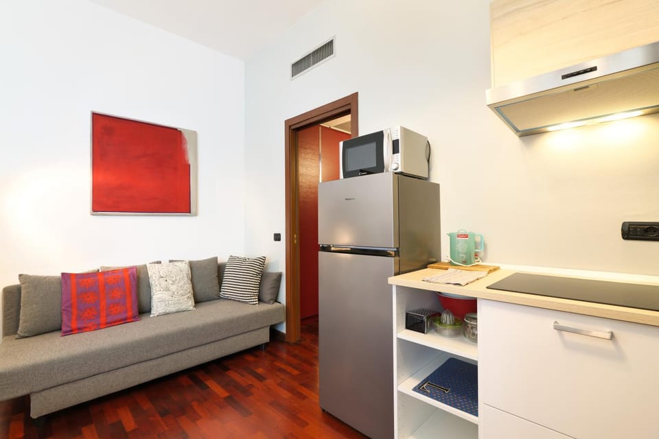 TV and multimedia, Coffee/tea facilities, Kitchen or kitchenette, Living room, Seating area