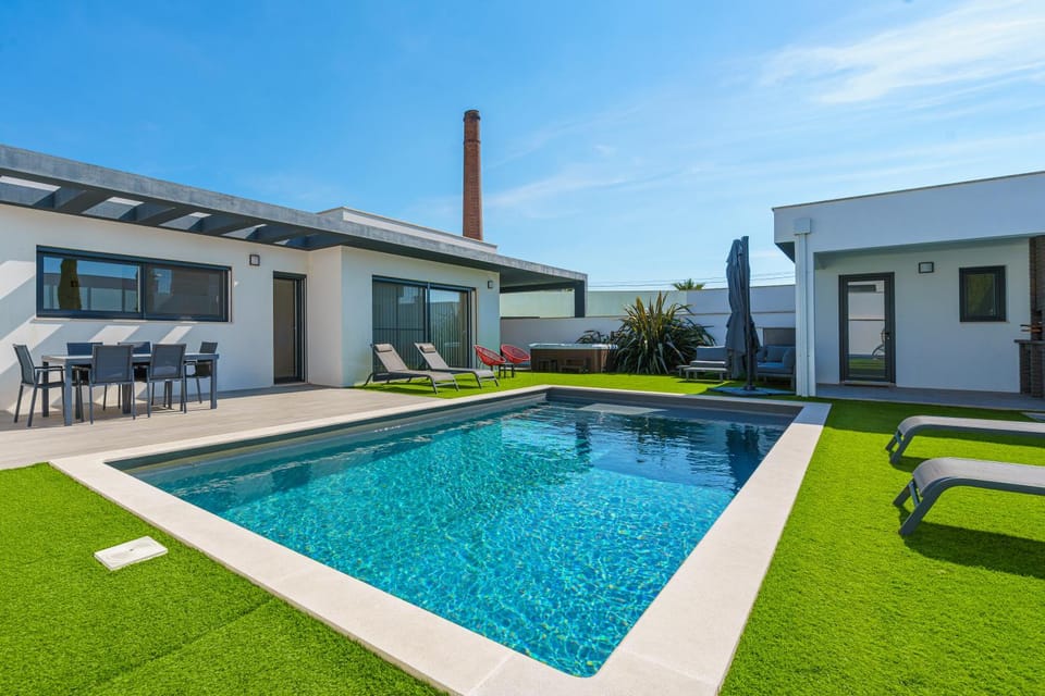 Property building, Patio, Day, Garden, Garden view, Pool view, Swimming pool, sunbed