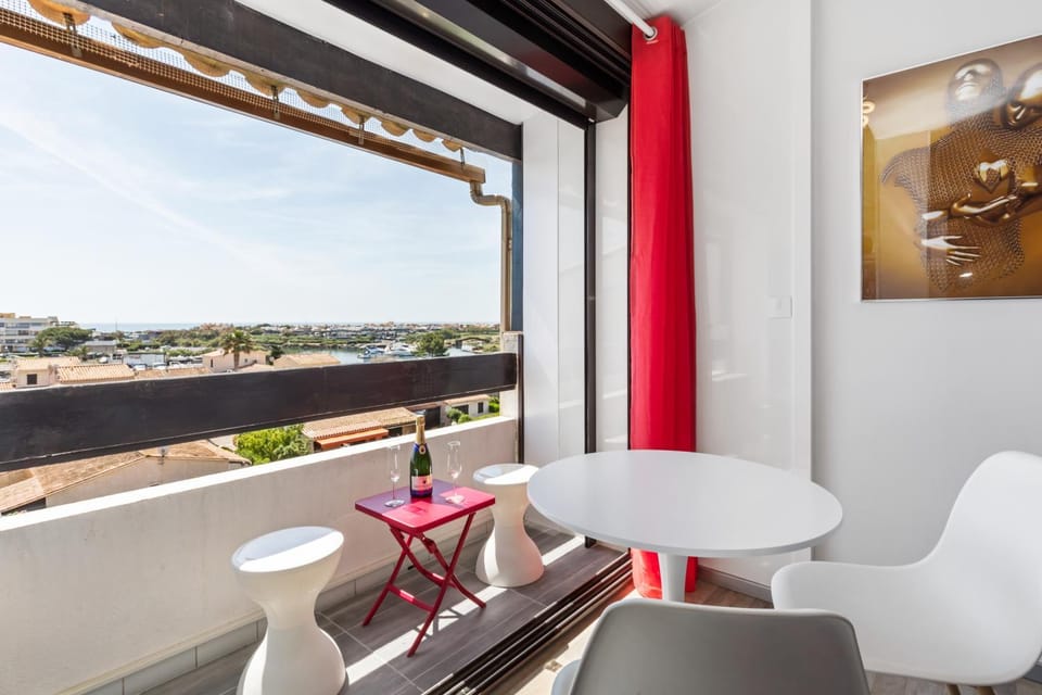 Studio Vue mer panoramique, piscine Port Vénus village naturiste Apartment in Agde
