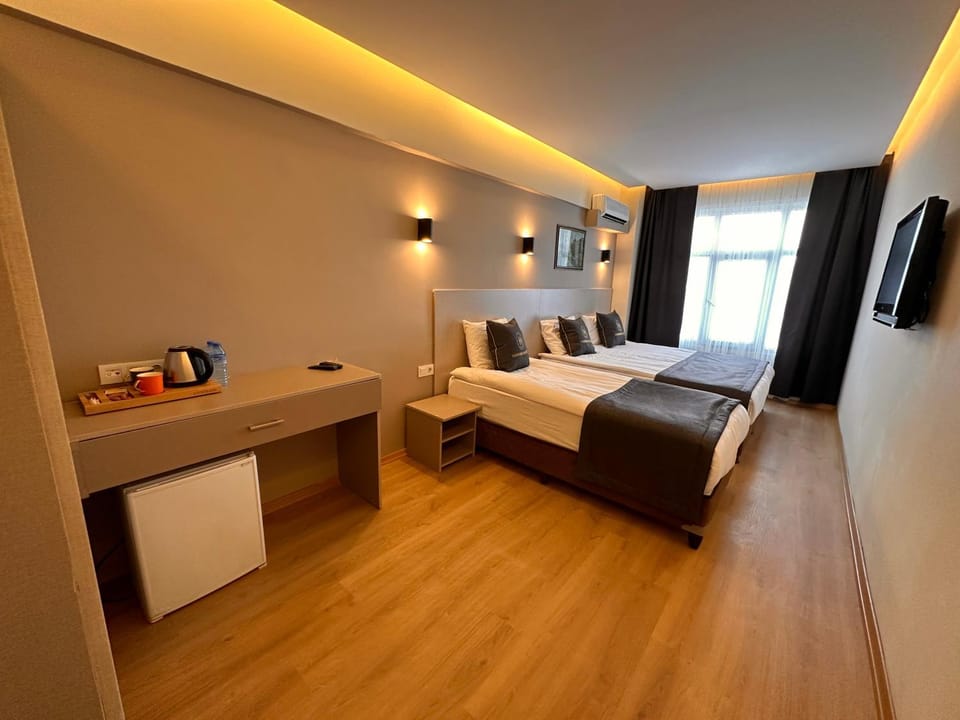 Bed, Massage, TV and multimedia, Photo of the whole room, Bedroom, oven