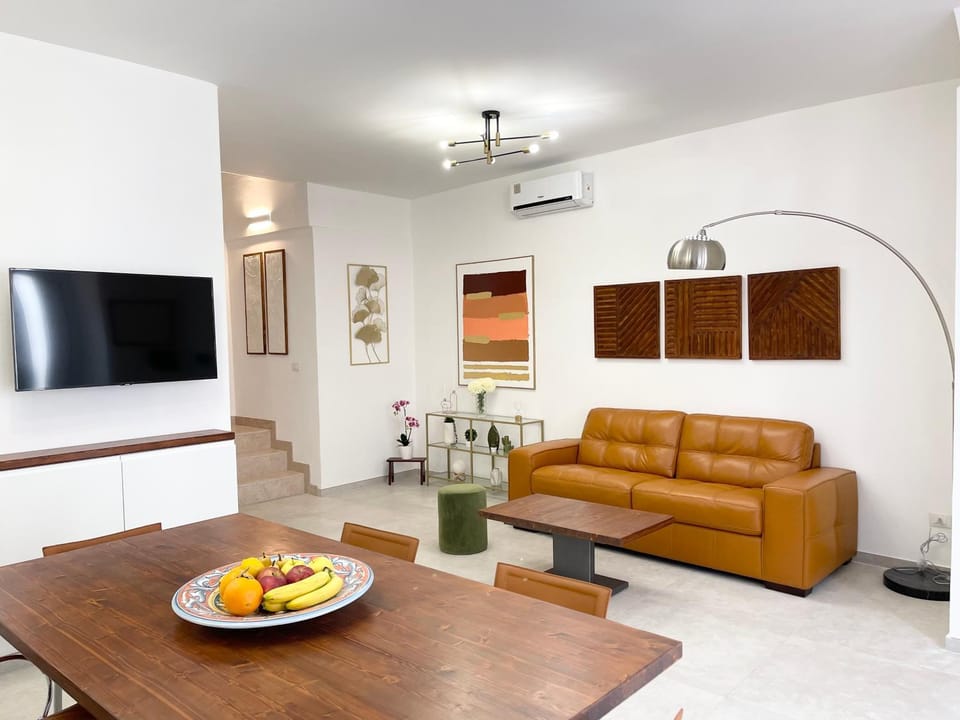 TV and multimedia, Living room, Seating area, Dining area
