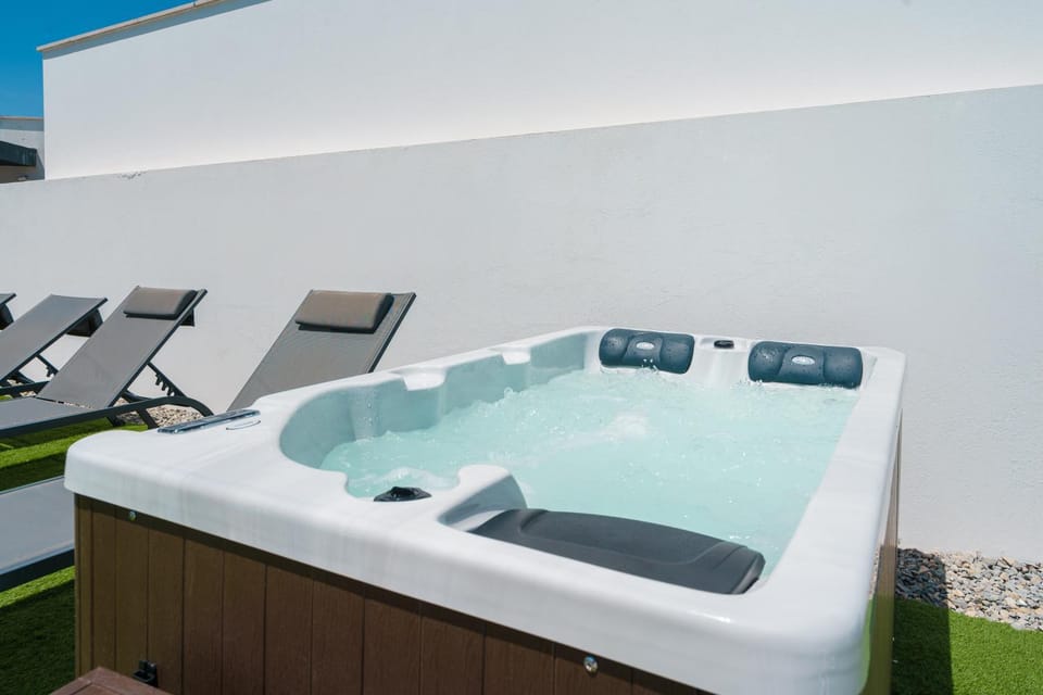 Hot Tub, Hot Tub, Pool view, Swimming pool, sunbed
