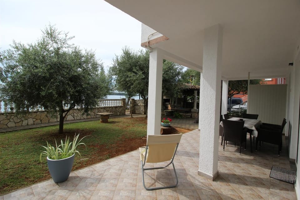 LUCA Ap4, APARTMENT IN FRONT OF THE BEACH Apartment in Novigrad