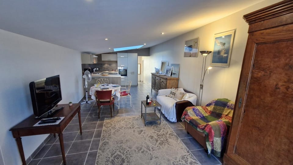 TV and multimedia, Kitchen or kitchenette, Living room, Seating area, Dining area, oven