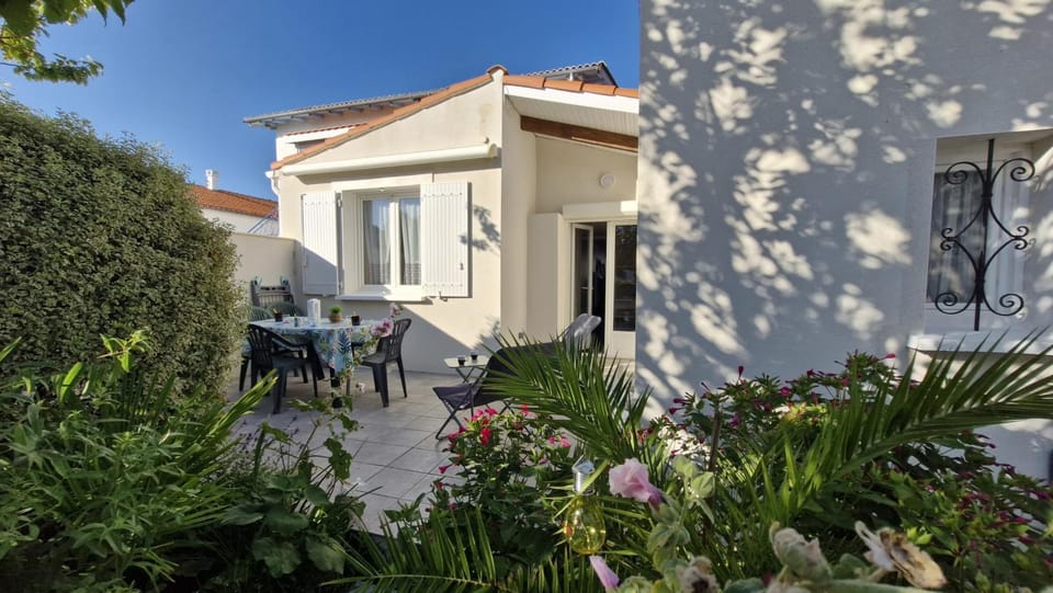 Property building, Day, Garden, Garden view