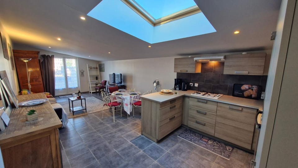 Kitchen or kitchenette, Living room, Seating area, Dining area, oven, stove