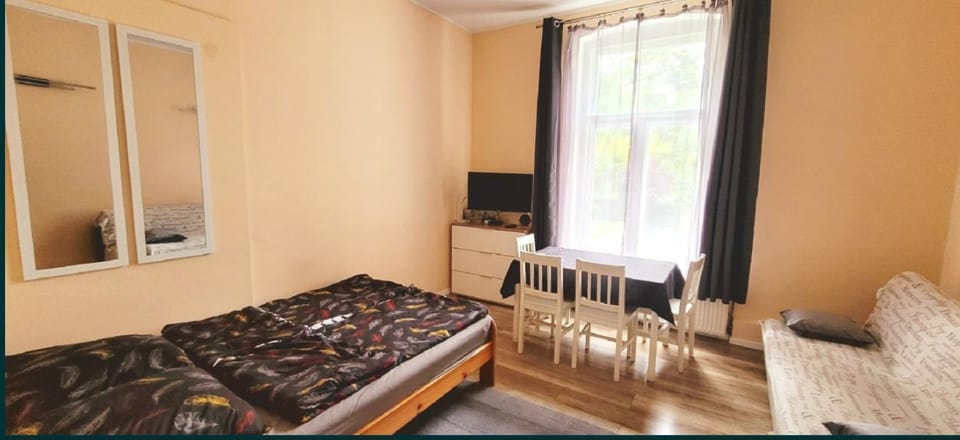 Bed, TV and multimedia, Photo of the whole room, Seating area, Bedroom