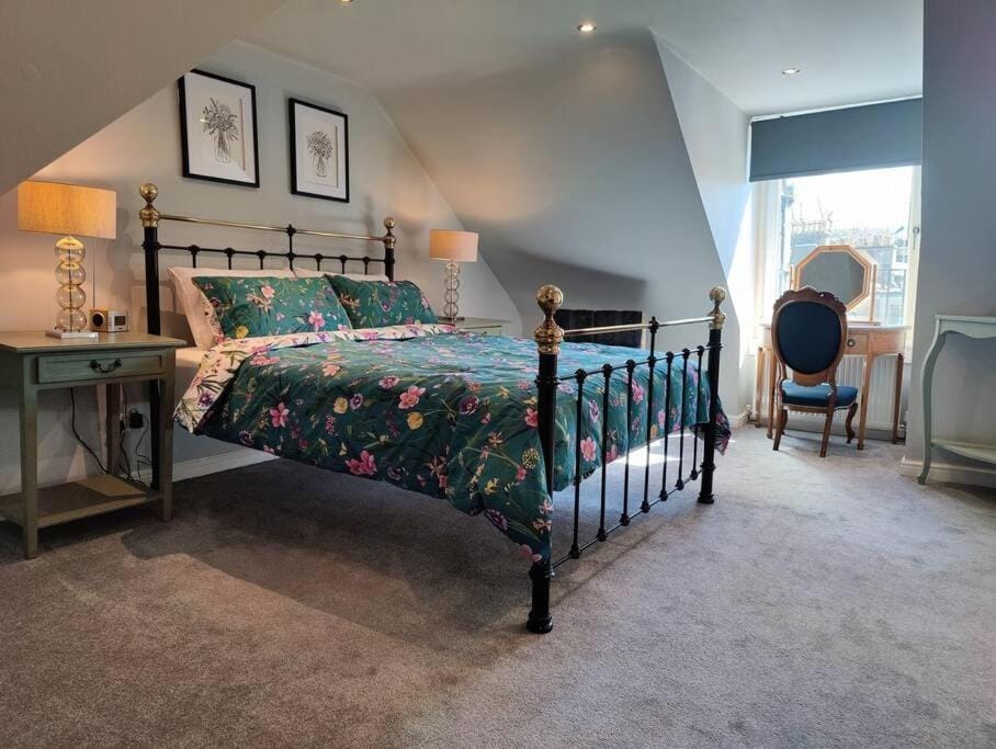 Bed, Photo of the whole room, Bedroom