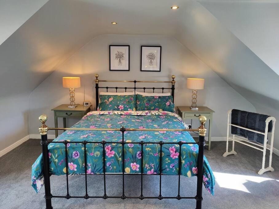 Bed, Photo of the whole room, Bedroom