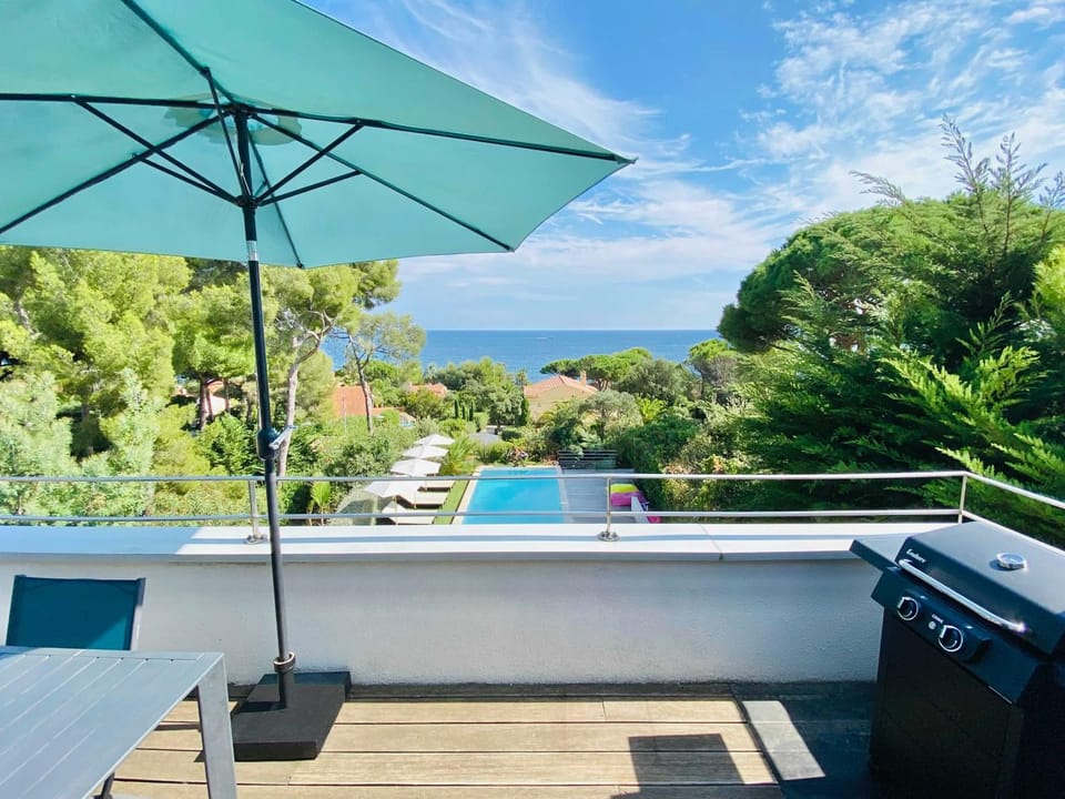 Natural landscape, BBQ facilities, Balcony/Terrace, Pool view, Sea view