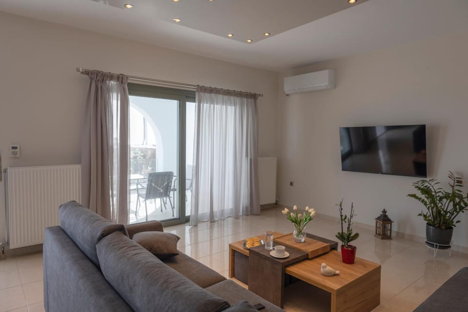 TV and multimedia, Living room, Seating area, Evening entertainment, air conditioner