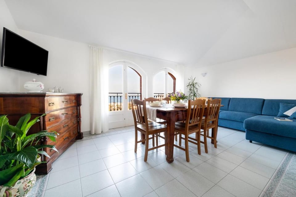 SorrentoVibes - Sea view Rooftop Apartment with Jacuzzi & Garden House in Sorrento