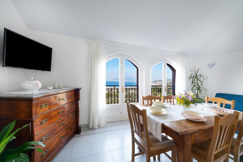 SorrentoVibes - Sea view Rooftop Apartment with Jacuzzi & Garden House in Sorrento