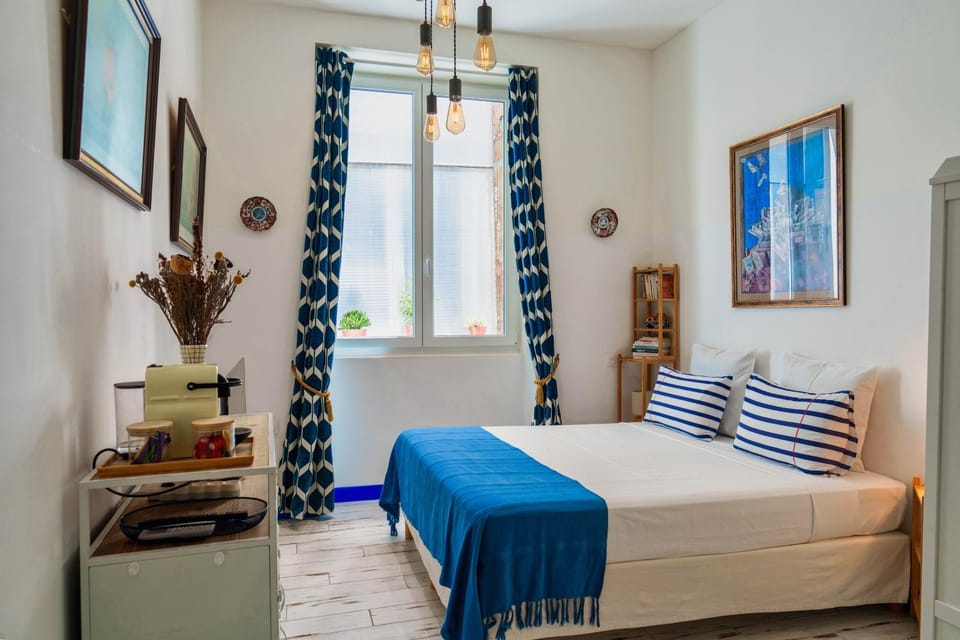 Studio Travel 22M2, 120m Vieux-Port ,Clim , Wifi ,Accès autonome avec code Apartment in Marseille