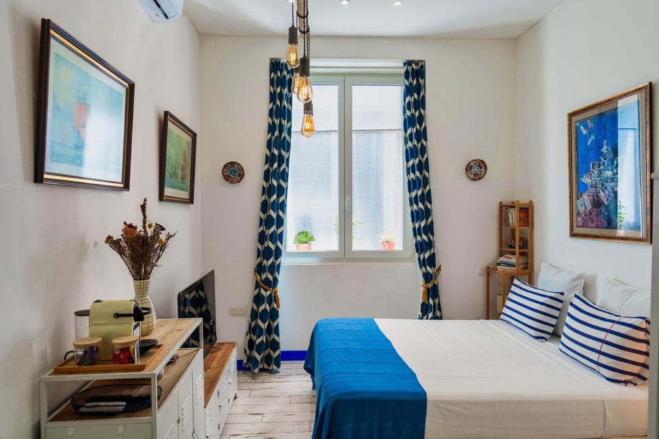 Studio Travel 22M2, 120m Vieux-Port ,Clim , Wifi ,Accès autonome avec code Apartment in Marseille