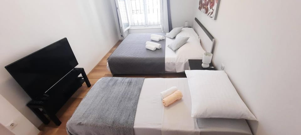 Bed, Bedroom, towels