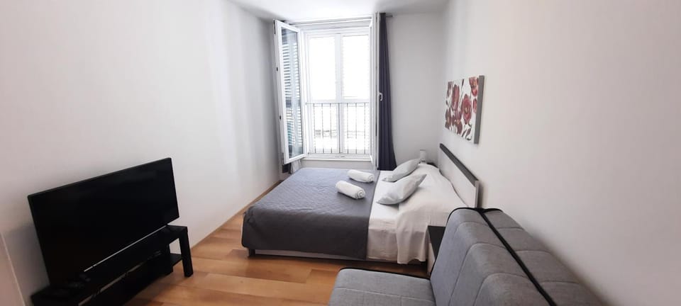 Bed, TV and multimedia, Bedroom