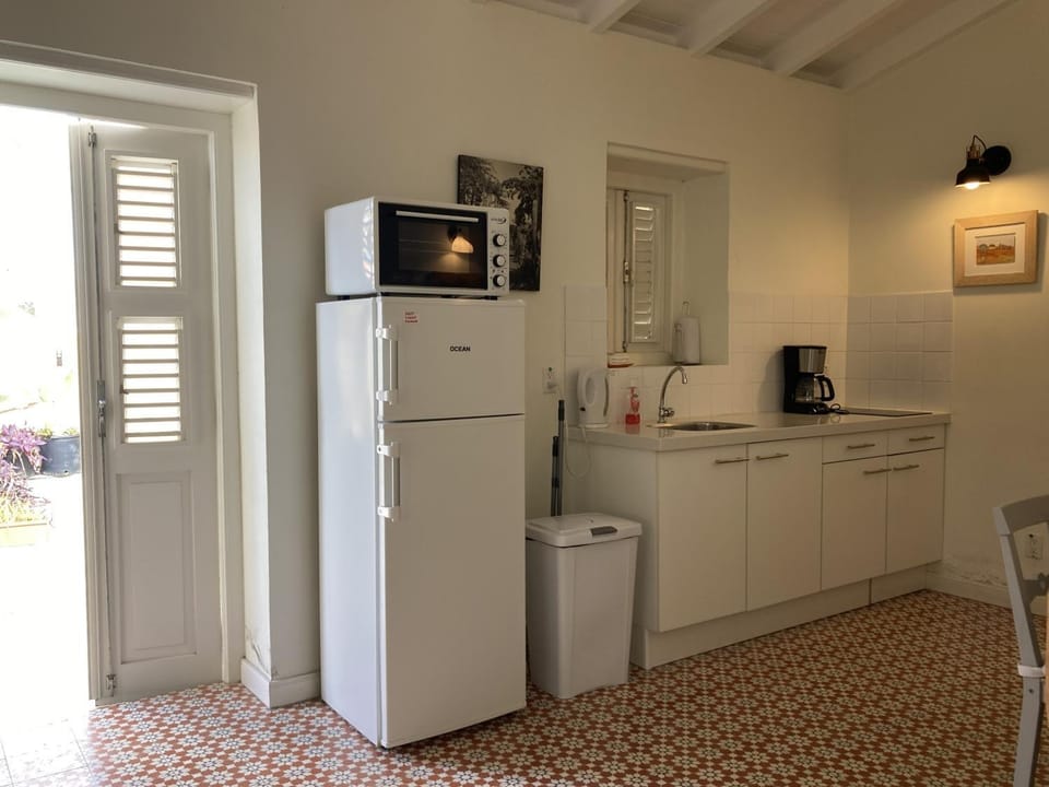 Coffee/tea facilities, oven, kitchen