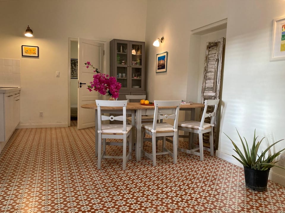 Kitchen or kitchenette, Seating area, Dining area, kitchen
