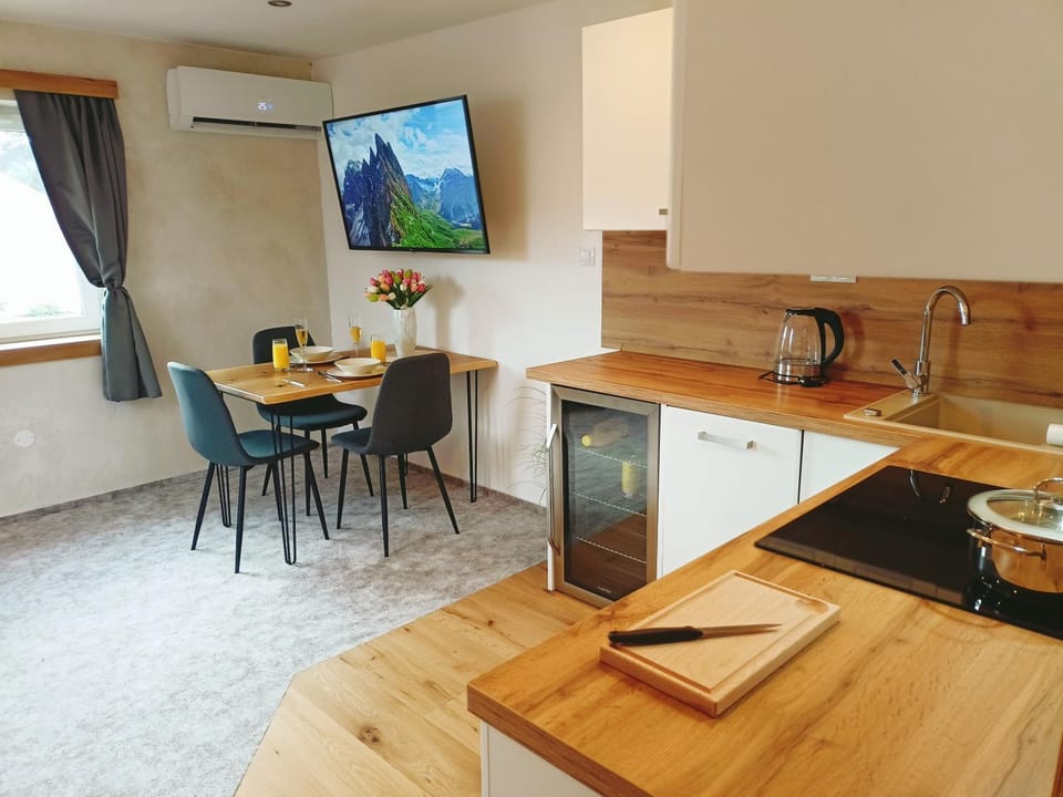 TV and multimedia, Kitchen or kitchenette, Dining area