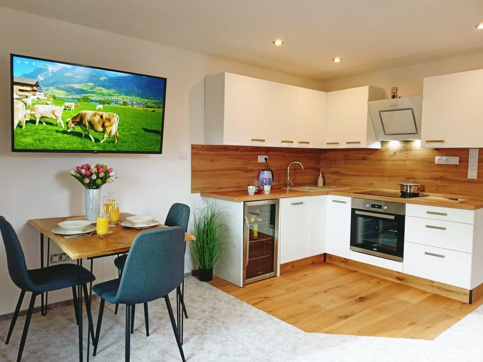 TV and multimedia, Kitchen or kitchenette, Dining area